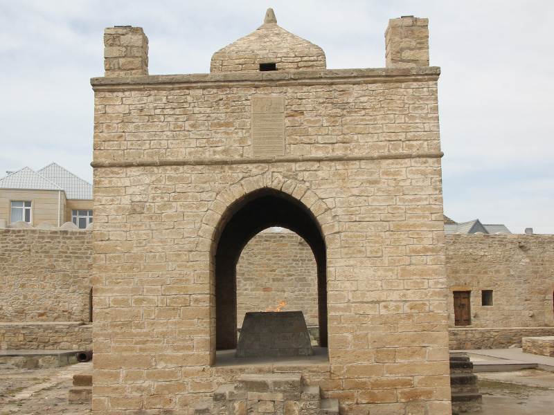 Vatreni Hram, Baku