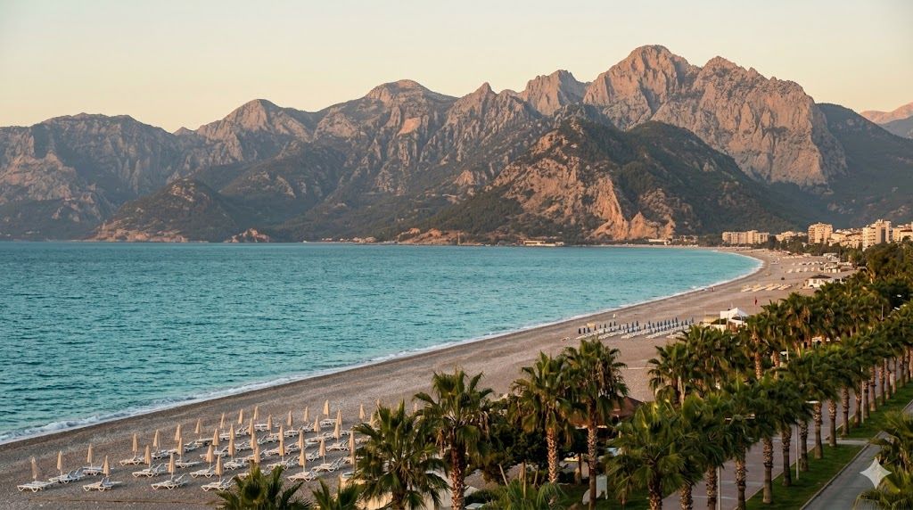 Konyaalti plaža sa pogledom na Taurus planine i Mediteran u Antaliji