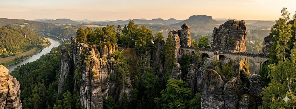 Bastei stenovita formacija u Saksonskoj Švajcarskoj sa istorijskim mostom iz 1851 nad rekom Elbom