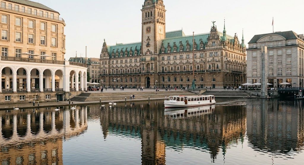 Rathausmarkt u Hamburgu — neorenesansna gradska kuća sa tornjem, jezera Binnenalster i Außenalster