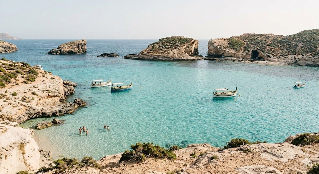 Plava laguna na Malti — tirkizna providna voda i bele stene, simbol bezbrižnog ostrvskog odmora na Mediteranu