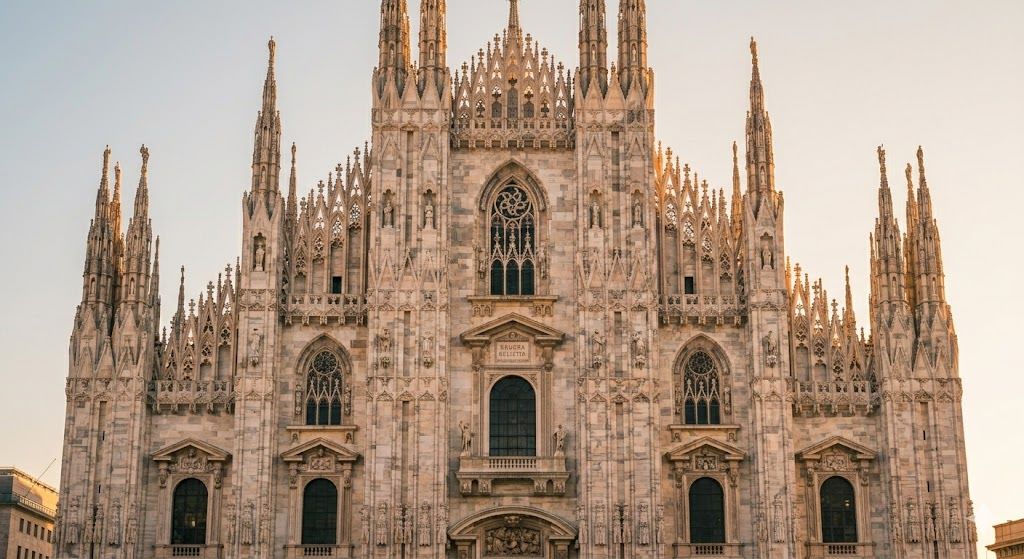 Duomo — milanska gotička katedrala od belog mermera na glavnom gradskom trgu