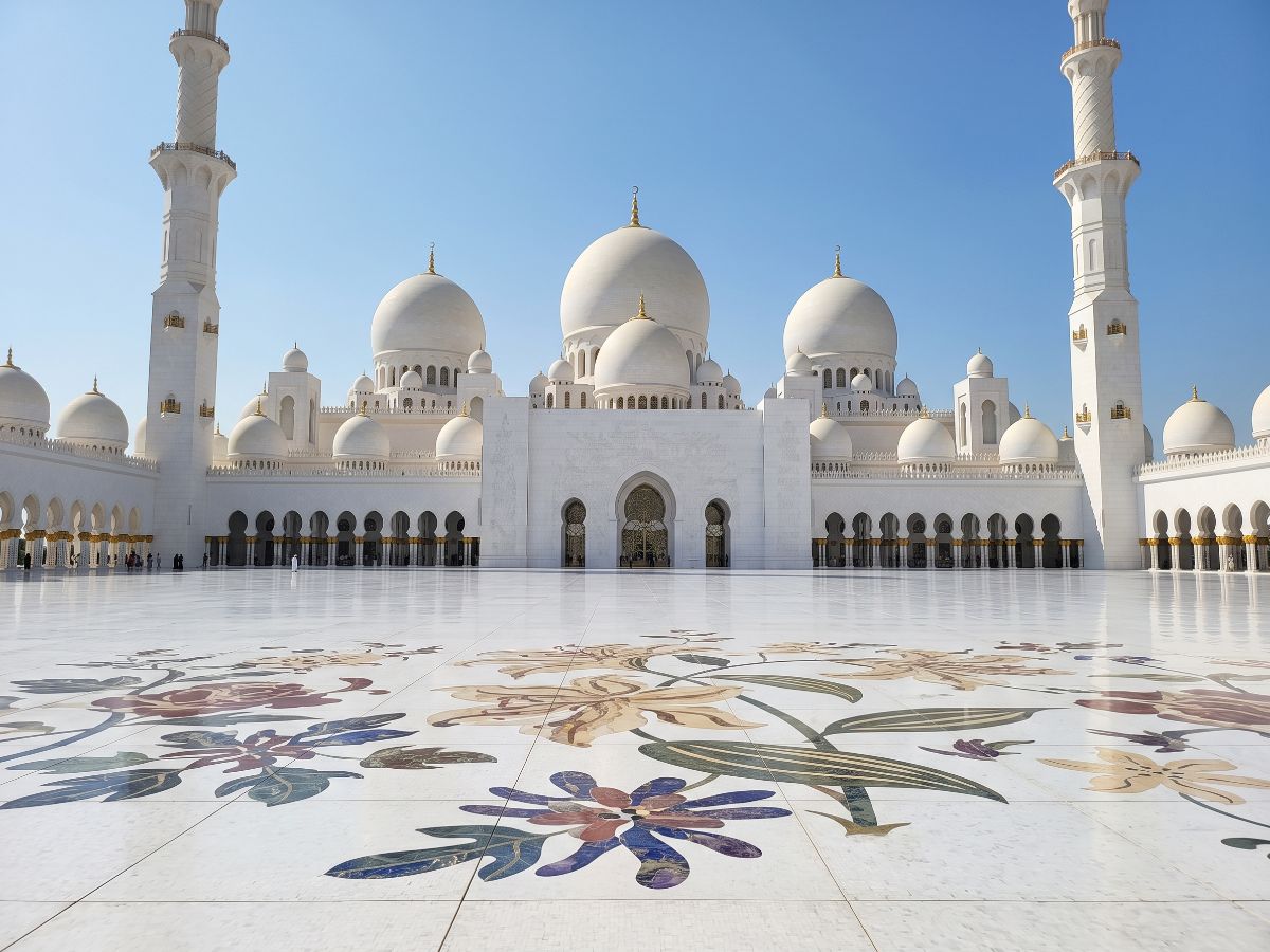 Velika bela džamija sa kupolama u Abu Dabiju (AI prikaz)