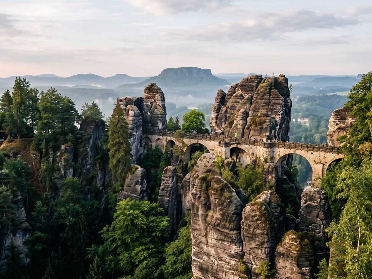 Peščarske stene i kameni most nad dolinom Labe (AI prikaz)