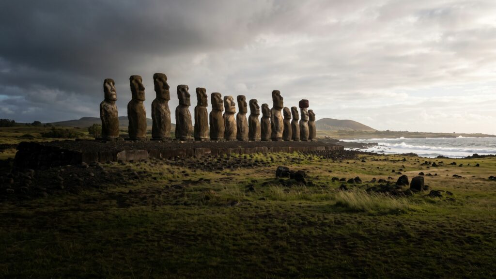 Red kipova moai na platformi Ahu Tongariki uz more (AI prikaz)