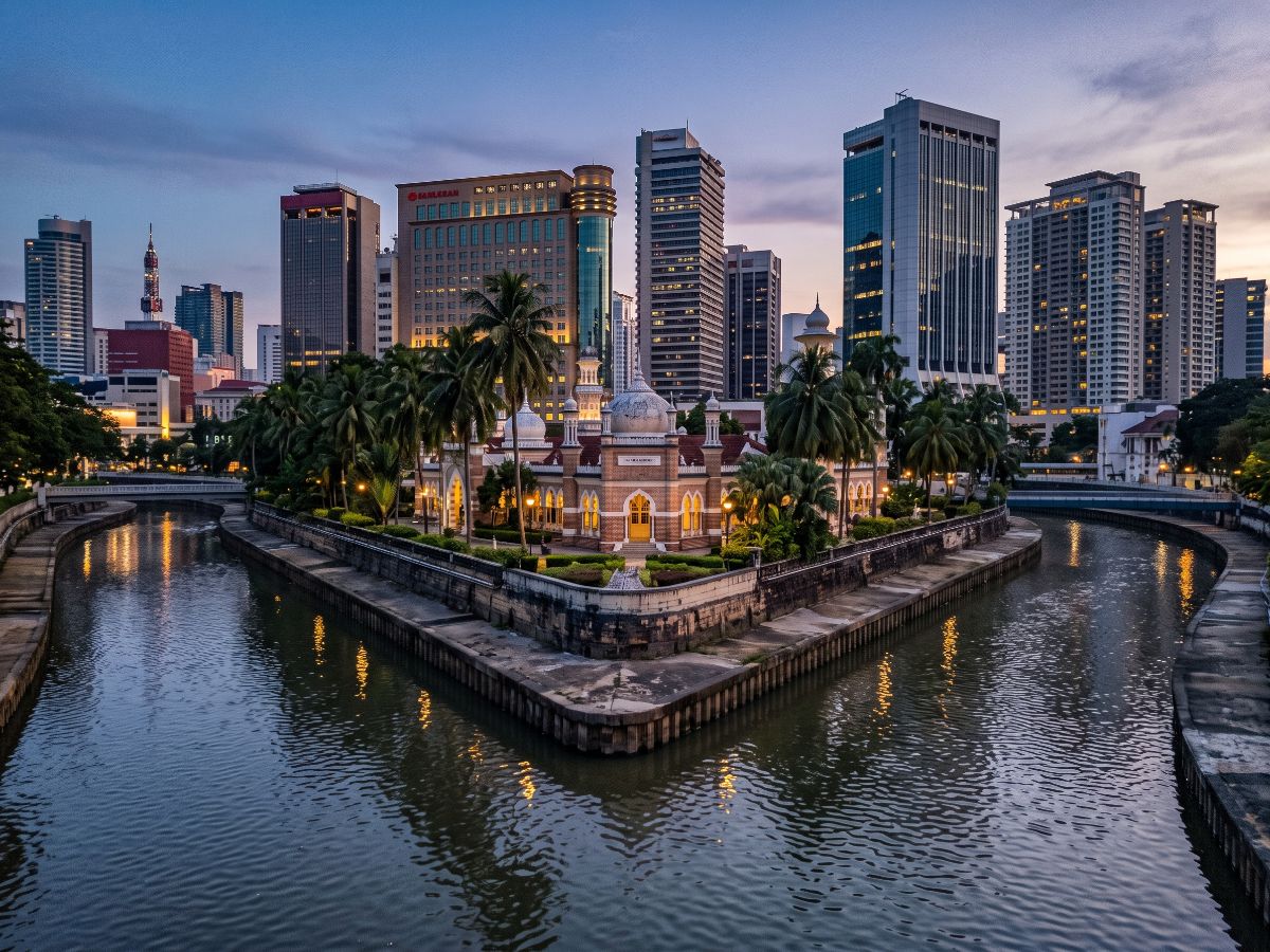 Stara džamija na ušću dve reke u Kuala Lumpuru (AI prikaz)